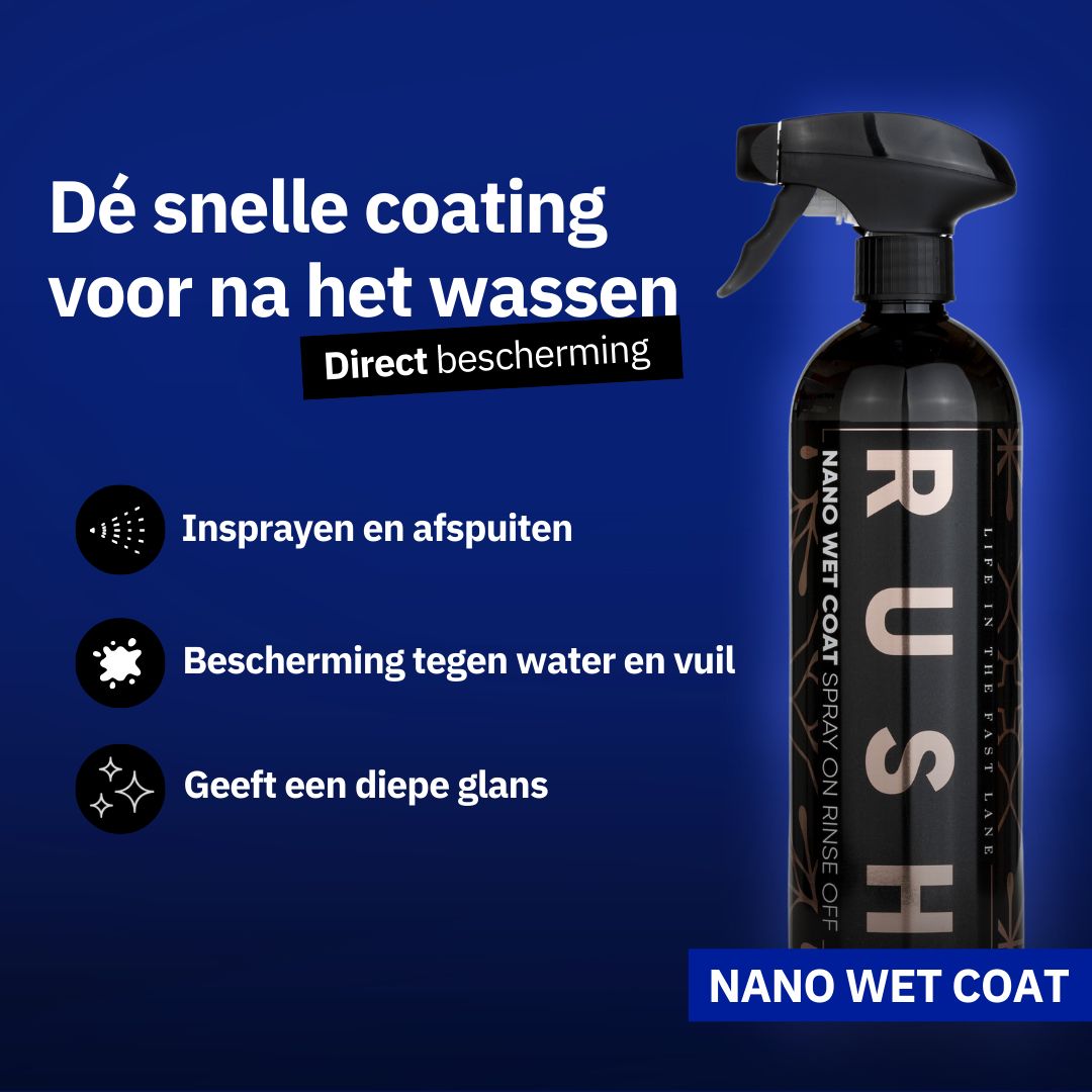 Een zwarte sprayflacon met het label RUSH Nano Wet Coat op een blauwe achtergrond met Nederlandse tekst over de spraywax en het extreme waterparelende effect.