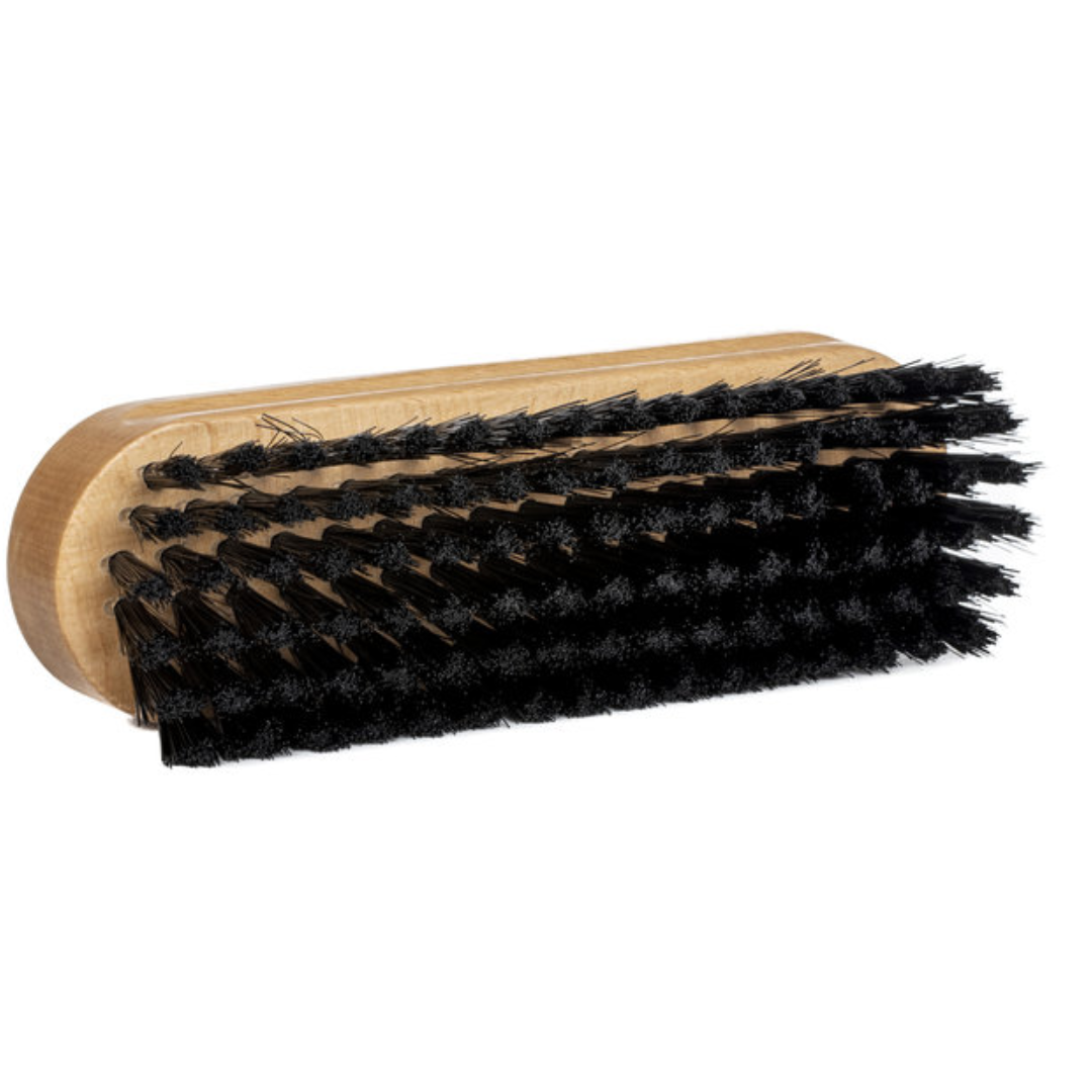 Een rechthoekige textielborstel met nylon borstelharen, perfect voor auto interieurreiniging en met schuine zwarte borstelharen.