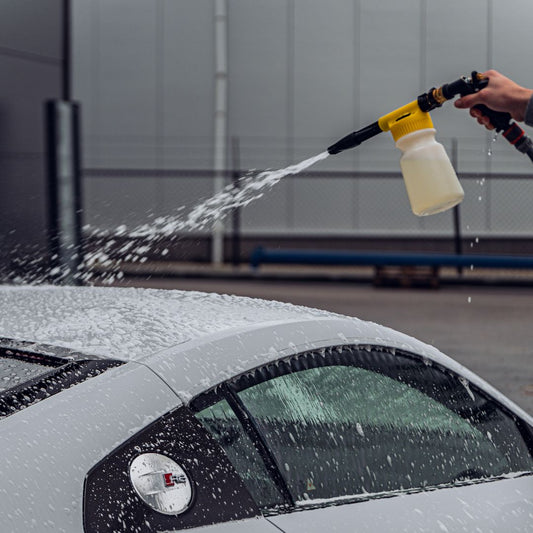 Teer en vliegroest op je auto? Zo verwijder je het zonder lak te beschadigen