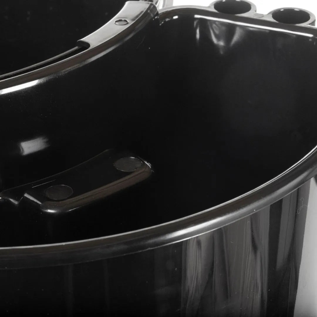 Een close-up van een zwarte plastic salon shampoo kom met een ingebouwde neksteun en washandschoen houder bekerhouder openingen.