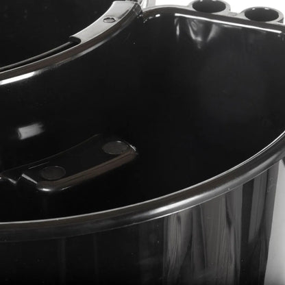 Een close-up van een zwarte plastic salon shampoo kom met een ingebouwde neksteun en washandschoen houder bekerhouder openingen.