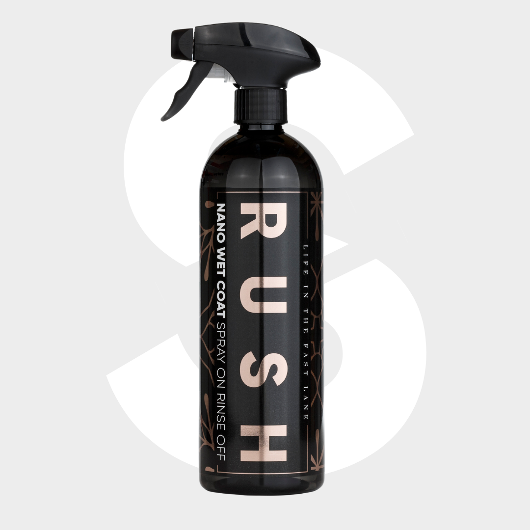 Een zwarte spuitfles met het label RUSH Nano Wet Coat Spray Wax met extreme waterbeading, tegen een lichtgrijze achtergrond met een grote witte S.