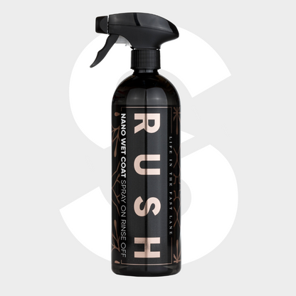 Een zwarte spuitfles met het label RUSH Nano Wet Coat Spray Wax met extreme waterbeading, tegen een lichtgrijze achtergrond met een grote witte S.