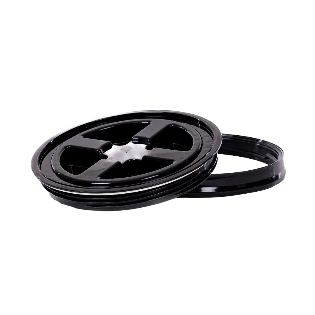 Twee zwarte plastic deksels, ideaal voor een detailingemmer of gritbeschermer, zijn op elkaar gestapeld tegen een witte achtergrond.