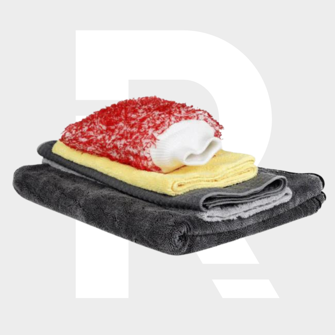 Een stapel van drie gevouwen handdoeken in zwart, geel en grijs, met daarbovenop een rood-witte Microfiber Wash Mitt - een must-have auto-accessoires.