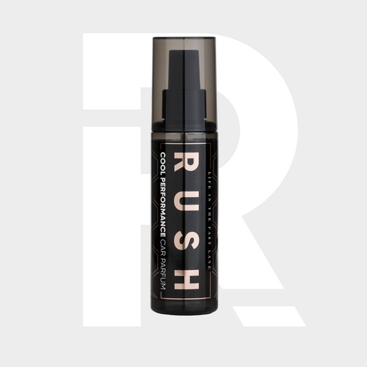 Een zwarte RUSH Cool Performance auto parfum spray flacon is gecentreerd op een lichtgrijze achtergrond met een grote witte letter R.