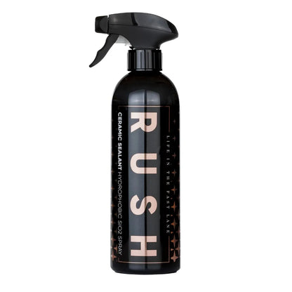 Een zwarte spuitfles met het opschrift RUSH keramische sealant Hydrophobic SiO2 Spray met een trekkerspuitmond en gouden letters voor winterbescherming auto.