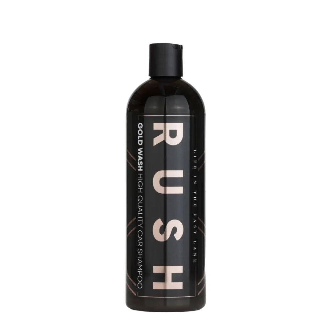 Een zwarte fles met het label RUSH, met Cold Wash Autoshampoo van hoge kwaliteit voor ultieme winterbescherming auto.