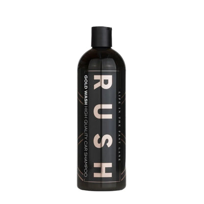 Een zwarte fles met het label RUSH, met Cold Wash Autoshampoo van hoge kwaliteit voor ultieme winterbescherming auto.
