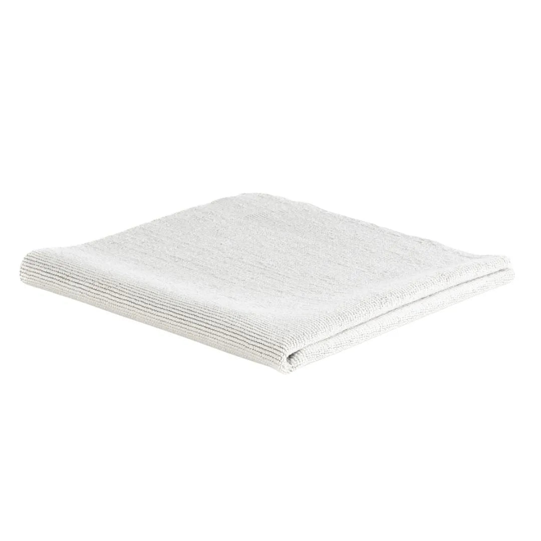 Een gevouwen, lichtgrijze handdoek met een subtiele textuur - ideaal voor het aanbrengen van autoshampoo of keramische sealant - op een witte achtergrond.