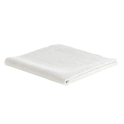 Een gevouwen, lichtgrijze handdoek met een subtiele textuur - ideaal voor het aanbrengen van autoshampoo of keramische sealant - op een witte achtergrond.