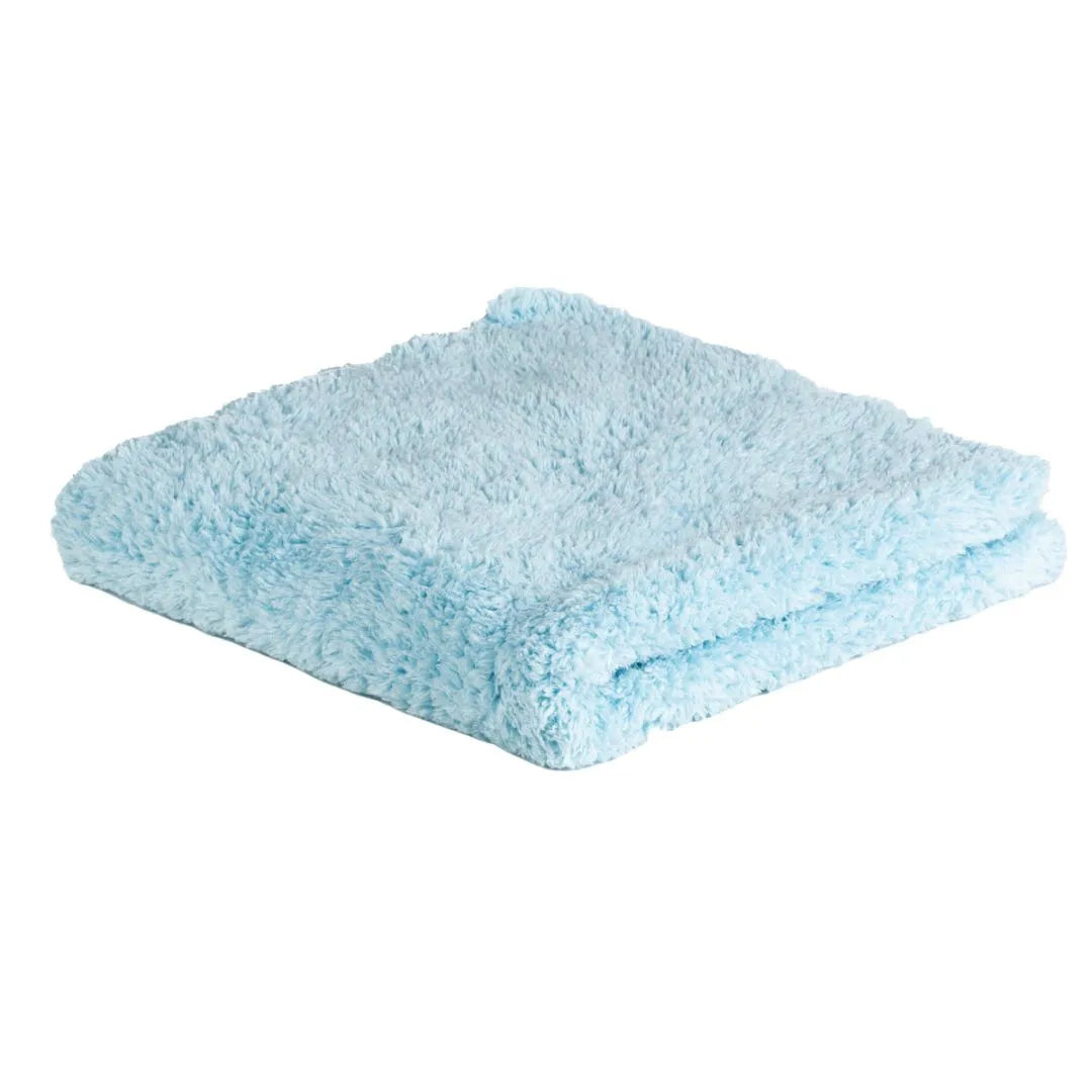 Een gevouwen, lichtblauwe, pluizige handdoek - ideaal voor het aanbrengen van autoshampoo of keramische verzegeling - ligt op een witte achtergrond.