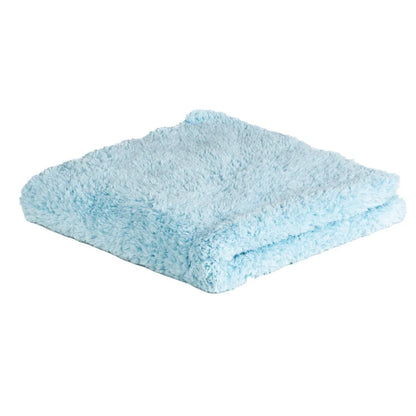 Een gevouwen, lichtblauwe, pluizige handdoek - ideaal voor het aanbrengen van autoshampoo of keramische verzegeling - ligt op een witte achtergrond.