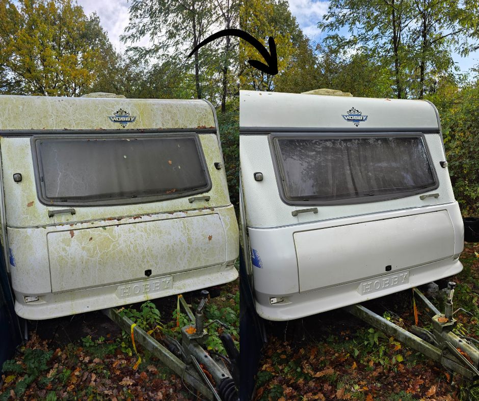 Zij-aan-zij vergelijking van een caravan voor en na caravan reiniger; links is vuil, rechts toont groene aanslag verwijderd.