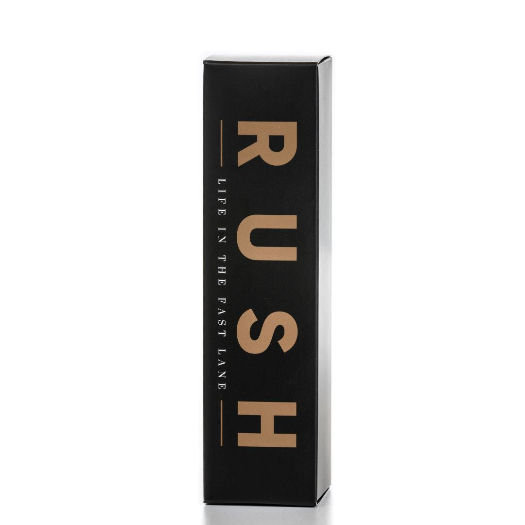 Een zwarte rechthoekige doos met RUSH Cool Performance in gouden letters en LIFE IN THE FAST LANE, ideaal voor elke autoparfum liefhebber.