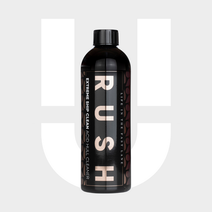 Een zwarte fles met het etiket RUSH Extreme, een zuurhoudende vaaraanslagverwijderaar, staat rechtop tegen een witte achtergrond met een grijze U-vorm.
