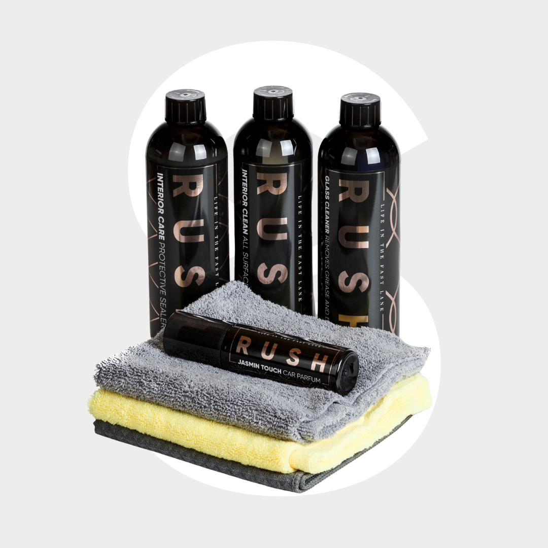 Vier RUSH Interior Package autoverzorgingsproducten en een microfiber interieur schoonmaakset zijn gerangschikt op een witte achtergrond.