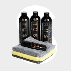 Vier RUSH Interior Package autoverzorgingsproducten en een microfiber interieur schoonmaakset zijn gerangschikt op een witte achtergrond.