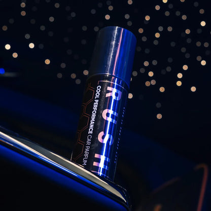 Een bus met het label RUSH Cool Performance auto parfum wordt weergegeven tegen een donkere achtergrond met sterren en een reflecterend oppervlak.