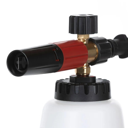 Close-up van een Foam Cannon Pro met een zwart en rood mondstuk, perfect voor dik schuim tijdens het autowassen in een witte plastic fles.