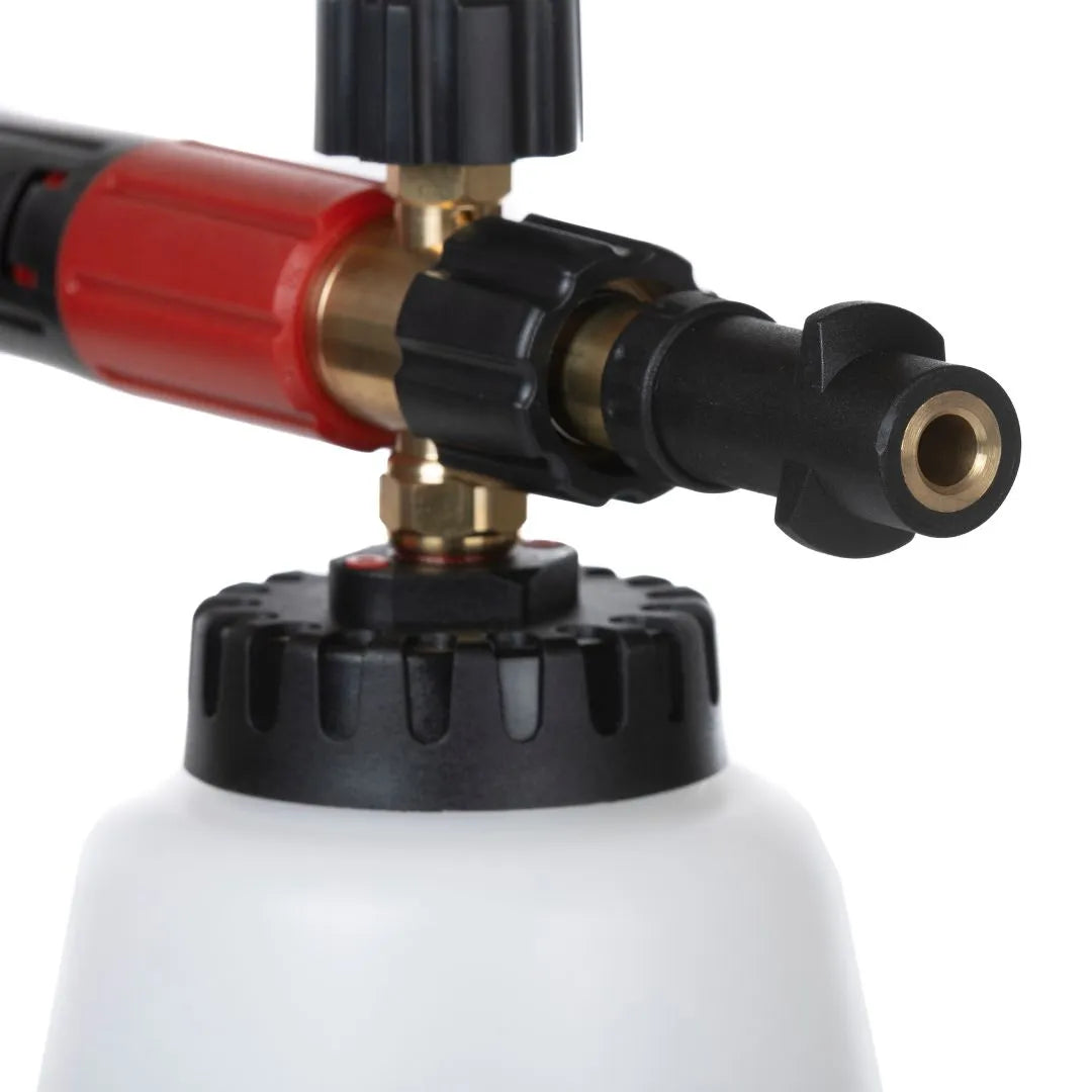 Close-up van Foam Cannon Pro spuitmond met messing en kunststof onderdelen, perfect voor dik schuim tijdens het autowassen.