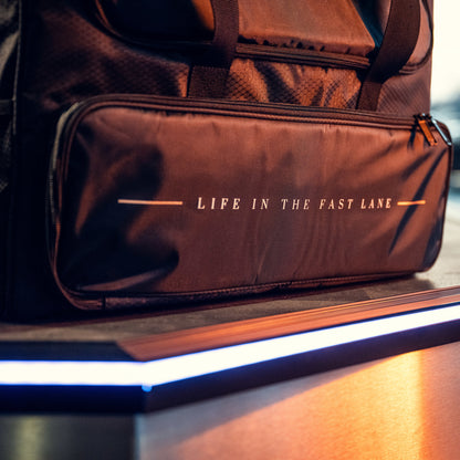 Een close-up van een RUSH Detailing Bag met LIFE IN THE FAST LANE op de zak, perfect voor schoonmaakproducten opbergen.