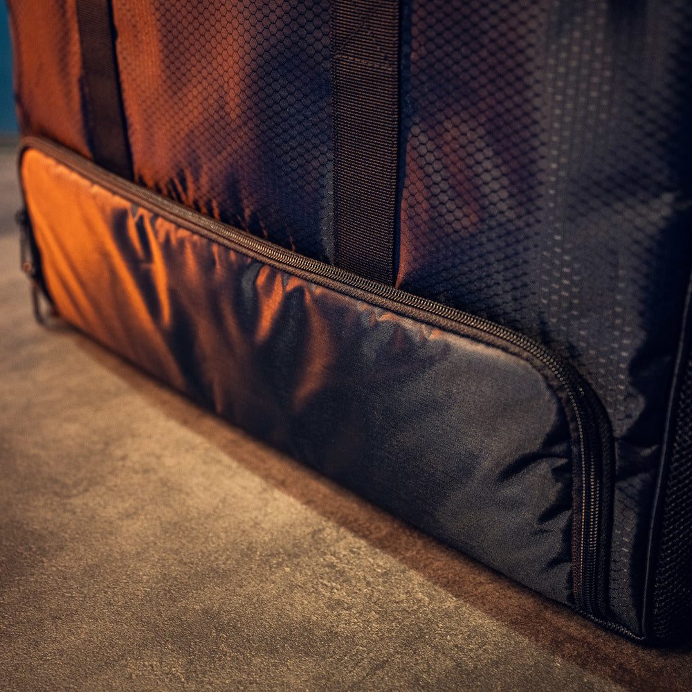 Close-up van de RUSH Detailing Bag, een ruime opbergtas met ritsvak, rustend op een gestructureerd oppervlak onder warme verlichting.