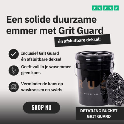 Zwarte detailemmer met gritbescherming en deksel, ideaal voor autowassen; Nederlandse tekst benadrukt kenmerken op een lichte achtergrond.