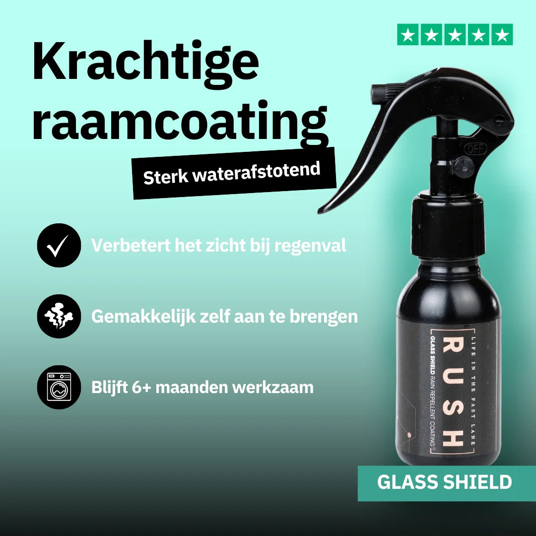 Zwarte spuitfles met het label RUSH op groene achtergrond met Nederlandse tekst ter promotie van waterafstotende ruiten coating voor beter zicht bij regen.