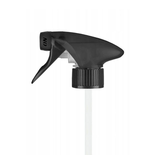 Een zwarte plastic spuitkop met een geribbelde dop en een witte buis, tegen een effen witte achtergrond.