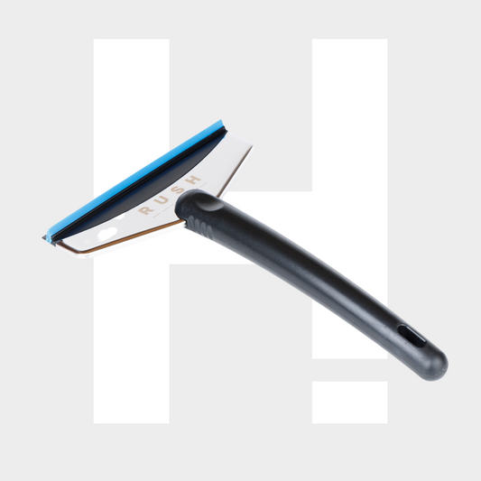 Een IJskrabber met zwart handvat, blauw rubberen blad en RUSH op het metalen deel, geplaatst op een lichtgrijze achtergrond met een grote witte H. Ideaal als aluminium ijskrabber om snel je autoruiten ijsvrij te maken.