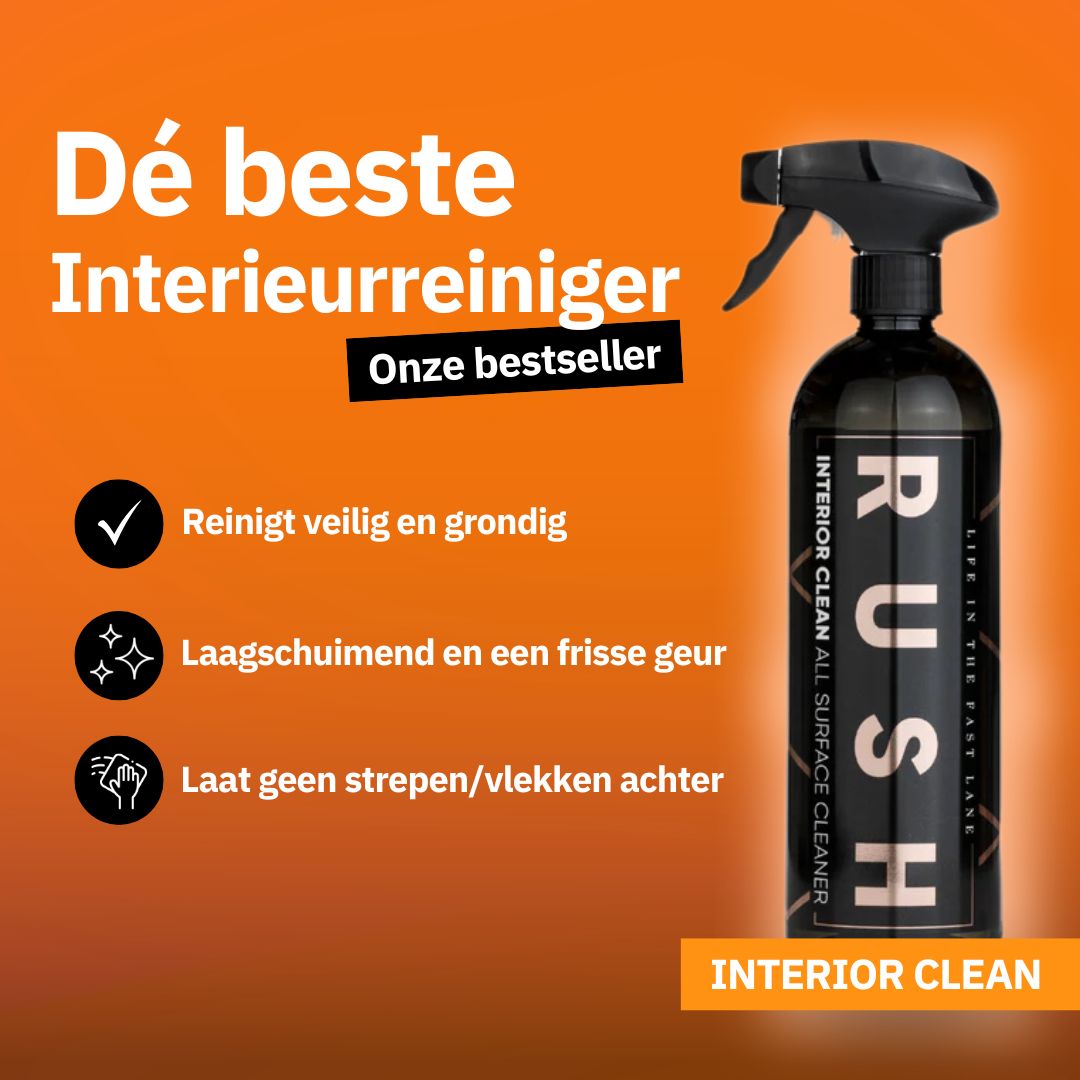 Een zwarte RUSH INTERIOR CLEAN sprayflacon voor interieur reinigen en vlekken verwijderen auto, afgebeeld op oranje met Nederlandse productclaims.