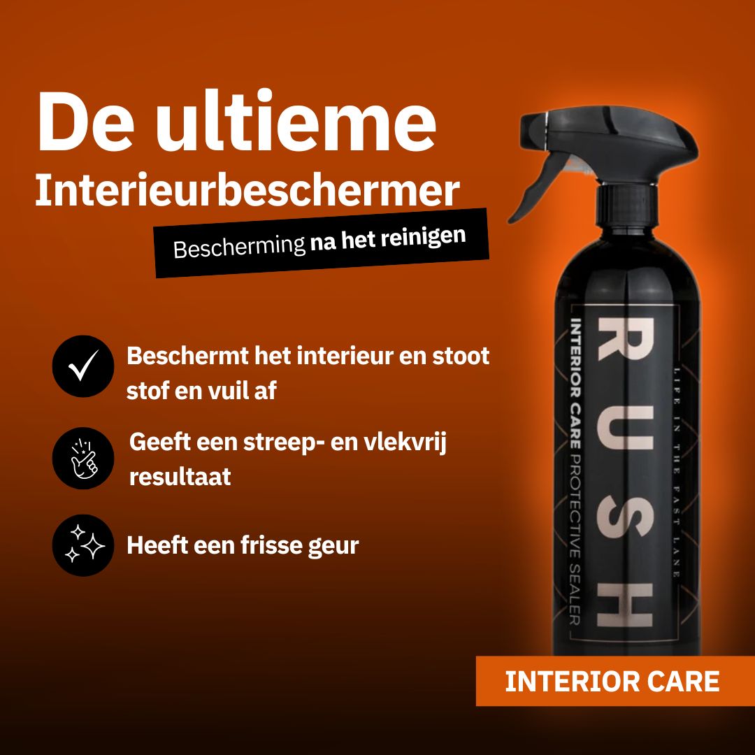 Een zwarte spuitfles met het label RUSH staat op een oranje achtergrond en benadrukt de binnenverzorgingsspray voor kunststof bescherming.