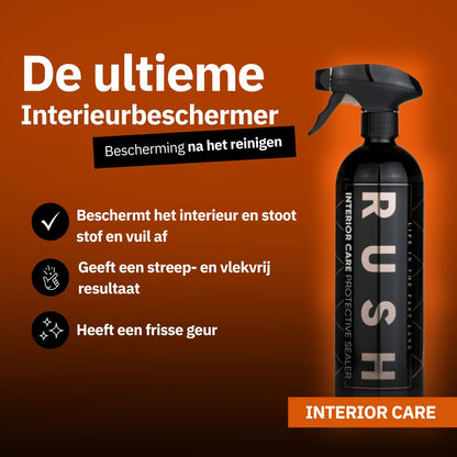Een zwarte spuitfles met het label RUSH staat op een oranje achtergrond en benadrukt de binnenverzorgingsspray voor kunststof bescherming.