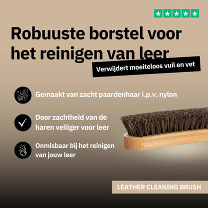 A sturdy Leather Cleaning Brush with a wooden handle is displayed on a beige background, featuring Dutch text highlighting its gentle, effective leather cleaning abilities and star ratings in the top right corner.
