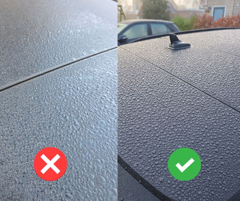 Zij-aan-zij vergelijking van twee autodaken met waterdruppels toont het extreme waterbeadingseffect van een spraywax aan de rechterkant.