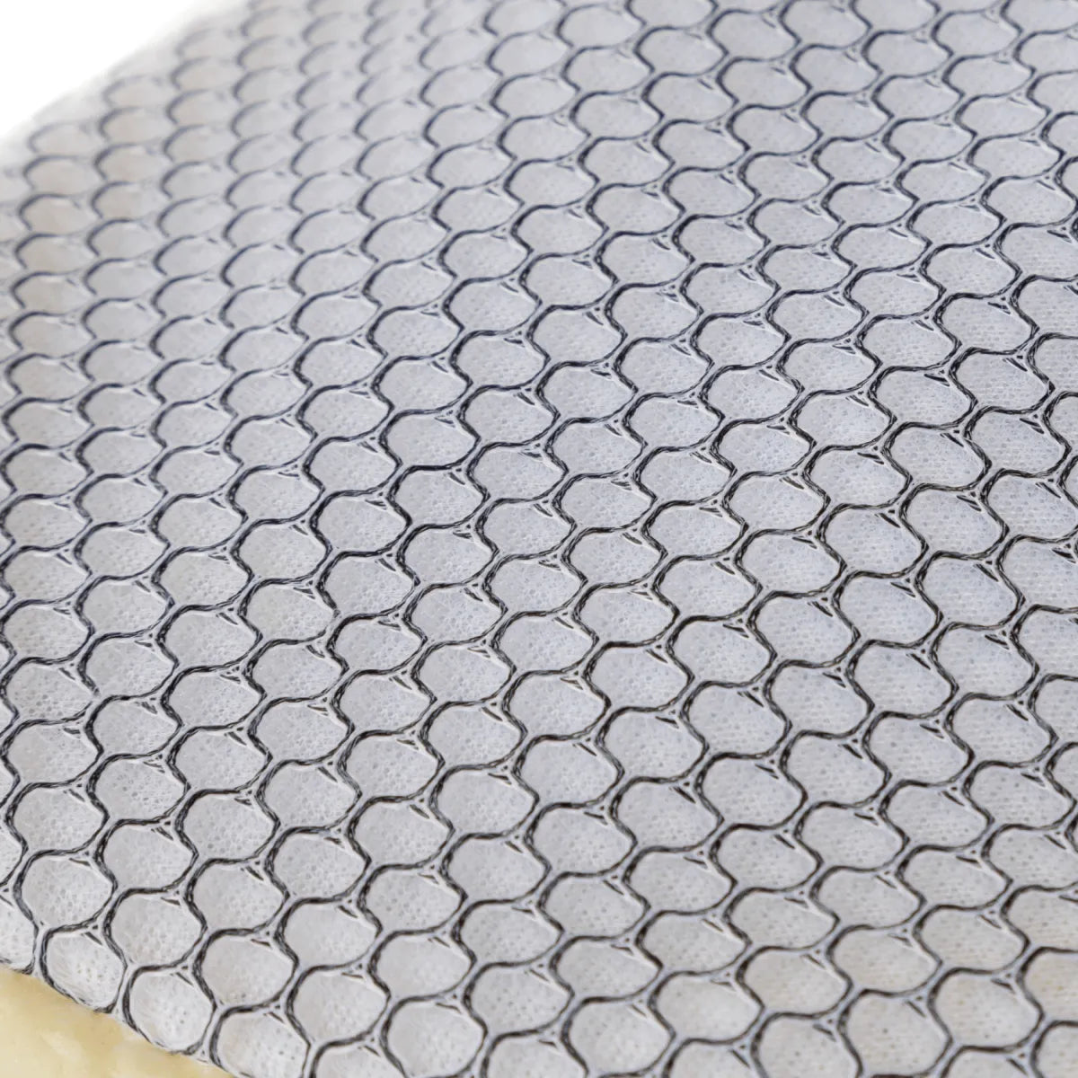 Close-up van een lichtgrijze 2-in-1 washandschoenstof met hexagonaal patroon, perfect voor insectenresten verwijderen.