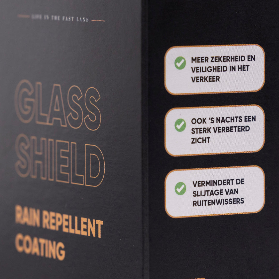 Een close-up van een GLASS SHIELD Rain Repellent Coating doos, met de waterafstotende ruiten coating en drie voordelen in het Nederlands.