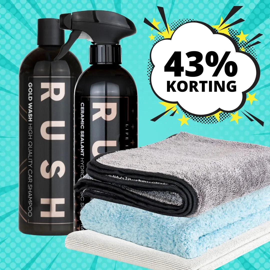 Twee zwarte RUSH-flessen, drie microvezeldoekjes en een 43 KORTINGSbord - perfect voor winterbescherming auto- en keramische sealantaanbiedingen.