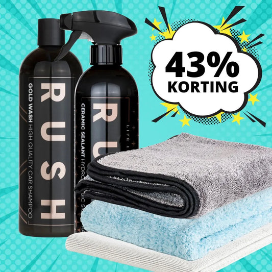 Twee zwarte RUSH-flessen, drie microvezeldoekjes en een 43 KORTINGSbord - perfect voor winterbescherming auto- en keramische sealantaanbiedingen.