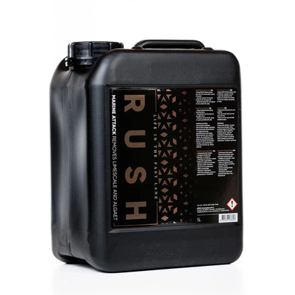 A black 5L plastic container labeled "1+1 GRATIS Marine Attack" with a black and copper geometric design, product info on the front, secure screw cap—ideal voor biologisch afbreekbaar kalkanslag verwijderen en boot reinigen.