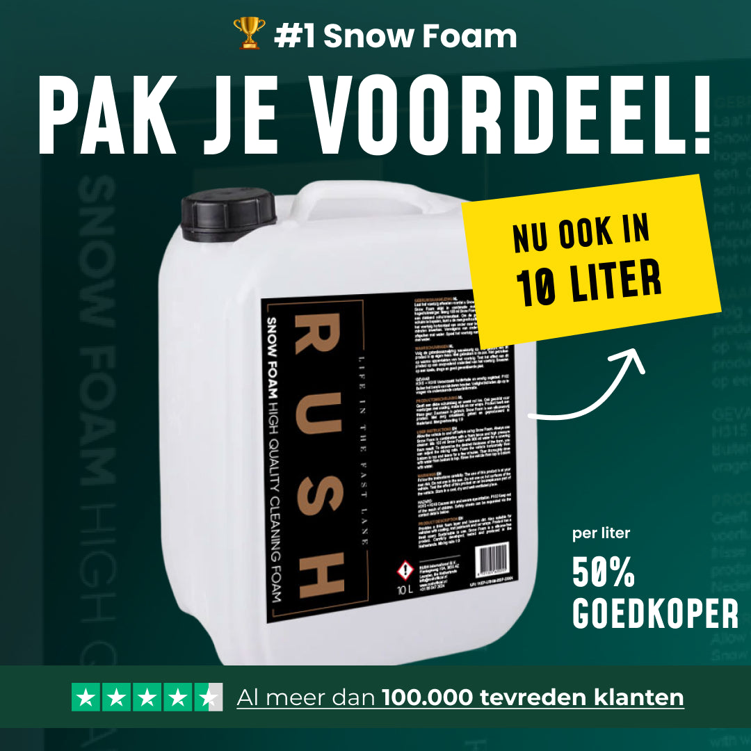 Een witte 10-liter verpakking van RUSH sneeuwschuimreiniger met een zwart etiket, met reclame voor 50 goedkopere prijs per liter in het Nederlands.