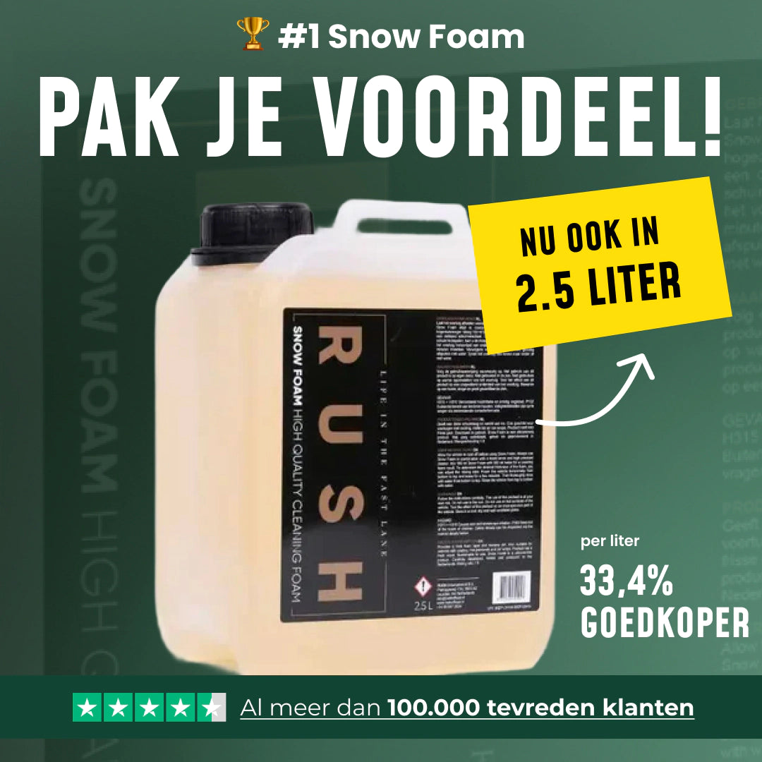Een 2,5-liter vat RUSH Snow Foam reiniger met promotietekst waarin de grootte en de prijs per liter worden benadrukt.