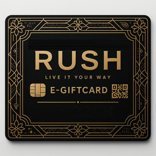 Een zwart met gouden RUSH e-cadeaukaart met een chip, QR-code en de tekst Live it your way op de voorkant.