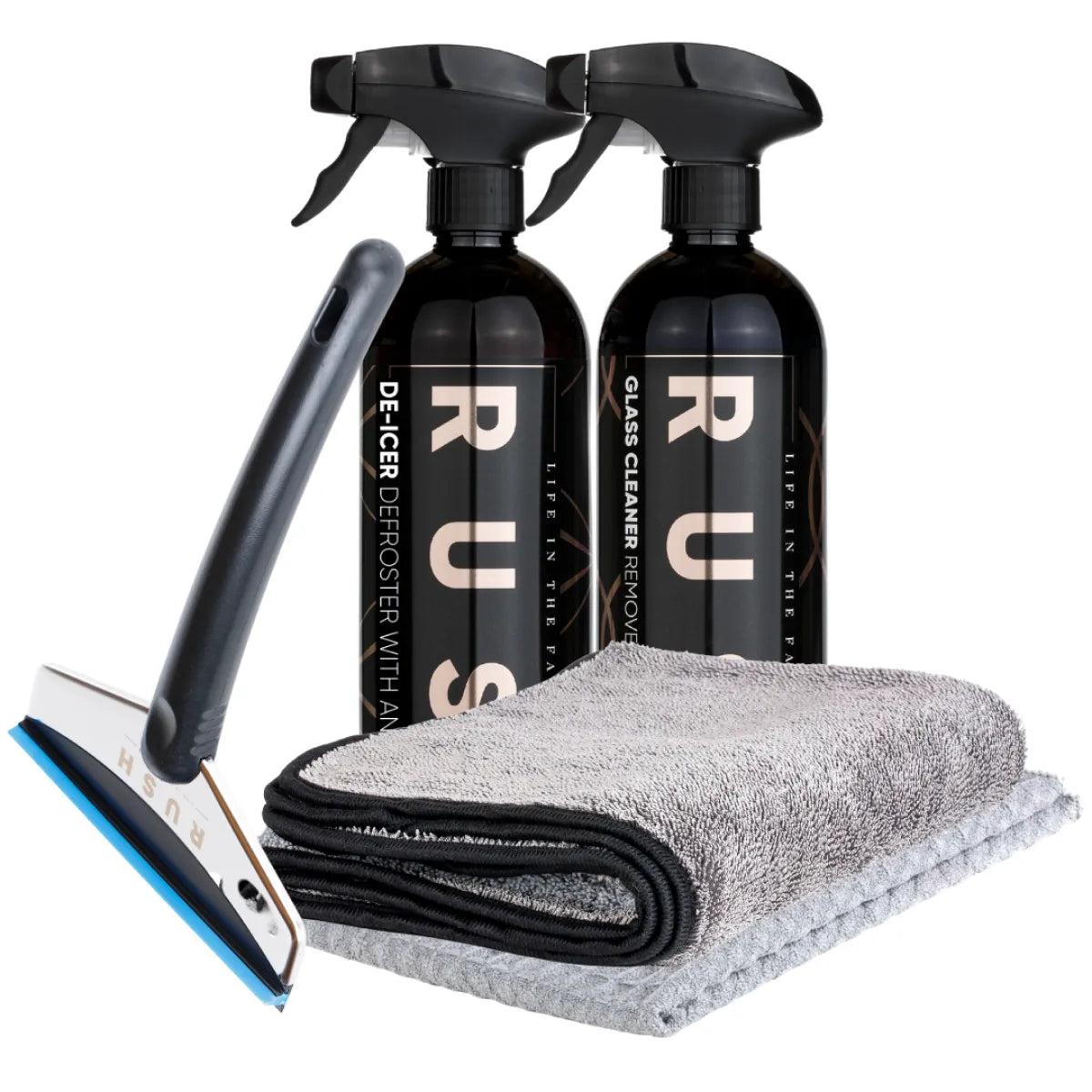 Twee zwarte spuitflessen, een grijze microvezeldoek, een IJskrabber en een wisser vormen samen de RUSH Window Clear Winter Kit op een witte achtergrond.