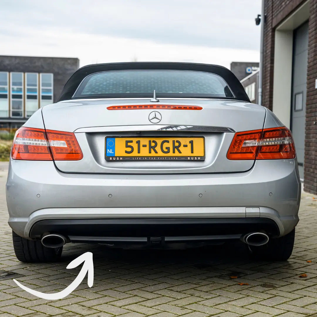 Achteraanzicht van een zilverkleurige Mercedes-Benz cabriolet met dubbele uitlaten, perfect om bumper zwart maken of plastic verzorging autoresultaten te laten zien.