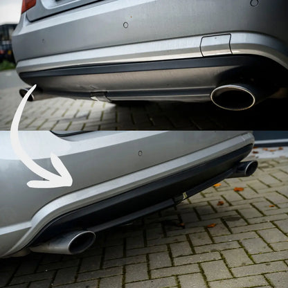 Twee afbeeldingen tonen de achterbumper van een zilverkleurige auto, met de uitlaatpijpen en bumper zwart maken met een witte pijl ertussen.