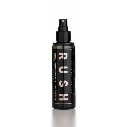 Een zwarte autoparfum sprayfles met het label RUSH Cool Performance Car Parfum staat rechtop op een witte achtergrond.