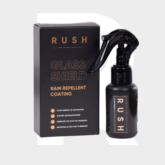 Een zwarte spuitfles met het label RUSH staat bij zijn doos en biedt autoglascoating voor beter zicht bij regen met waterafstotende ruitencoating.