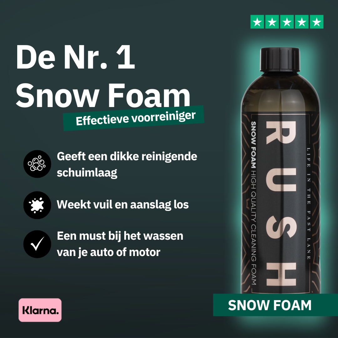Een fles RUSH Snow Foam auto voorwas met Nederlandse tekst over de schuimlaag reinigingsvoordelen voor autos en motoren.